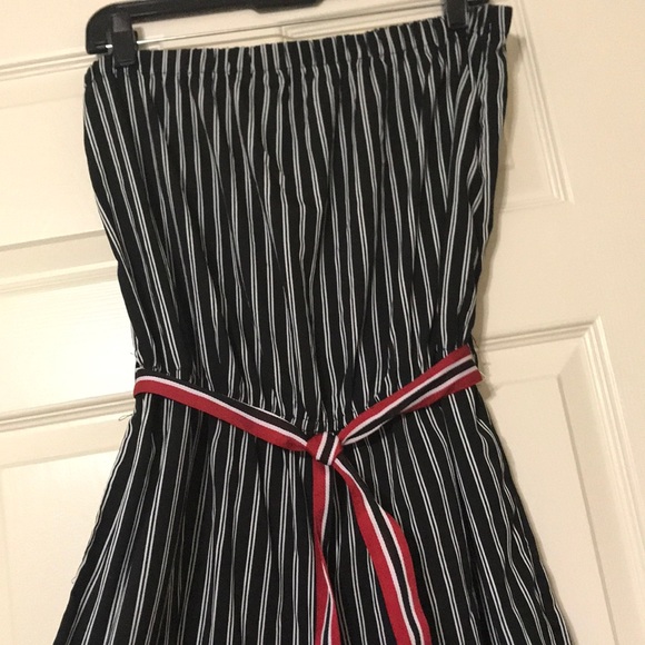 Striped and strapless jumpsuit with belt - Picture 2 of 4